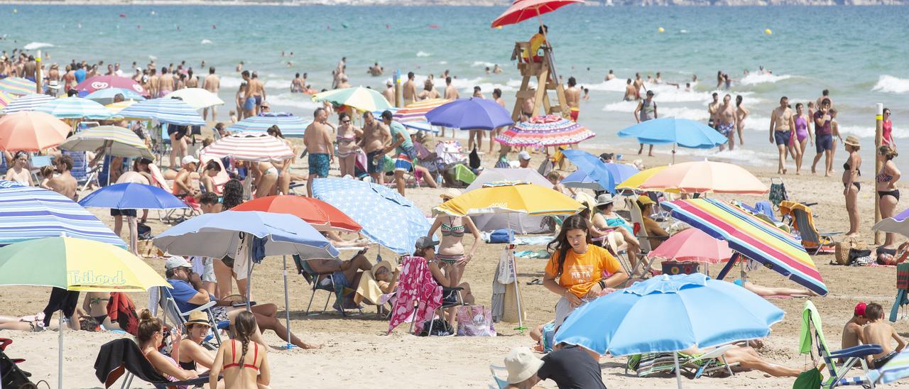 La playa sigue siendo la reina del verano entre los españoles que salen de vacaciones