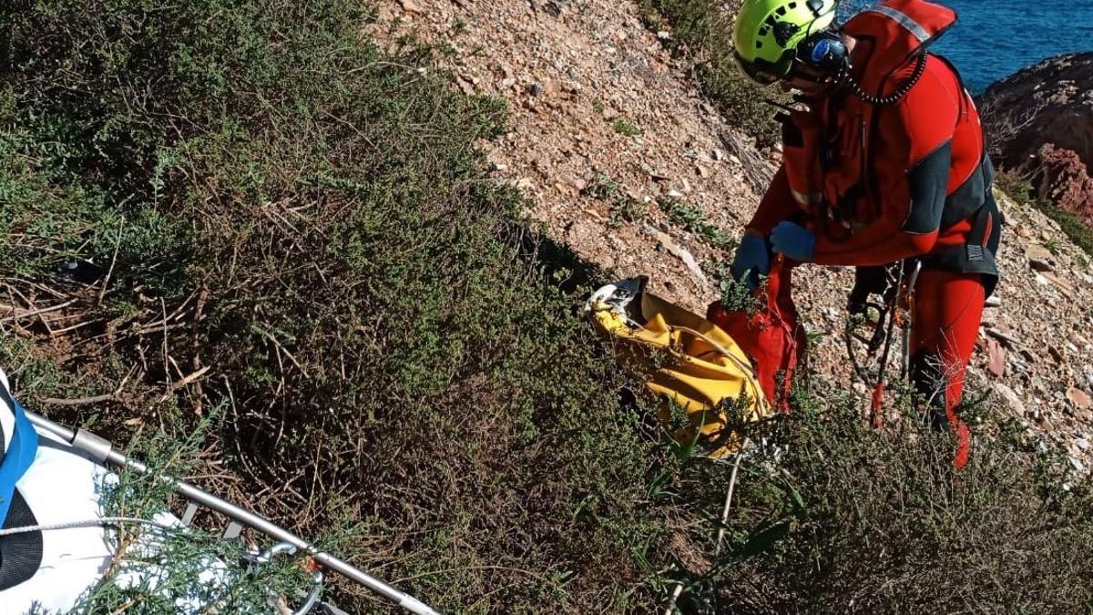 Los bomberos recuperan el cuerpo sin vida del hombre.