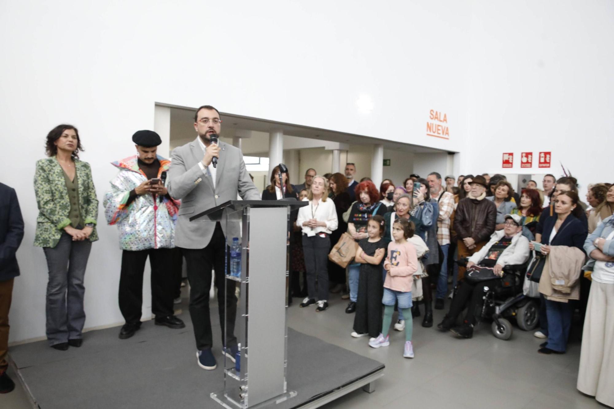 En imágenes: Así fue la inauguración de la exposición de Rodrigo Cuevas en la Laboral Centro de Arte