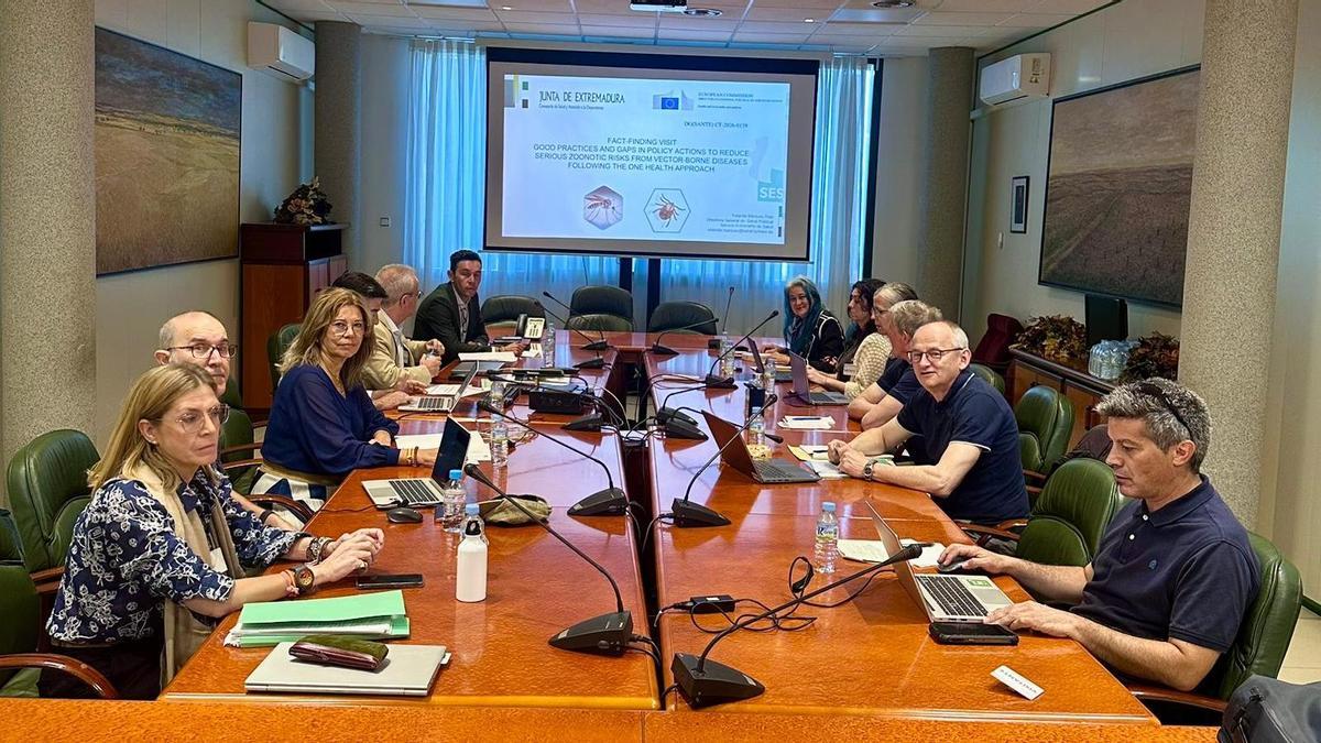 Expertos de la Comisión Europea visitan Extremadura para conocer buenas prácticas desarrolladas en el control de zoonosis.