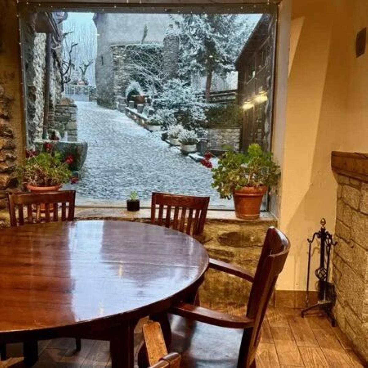 La Taberna Casa Cornel se ubica en el edificio más antiguo de Cerler, hoy convertido en hotel.