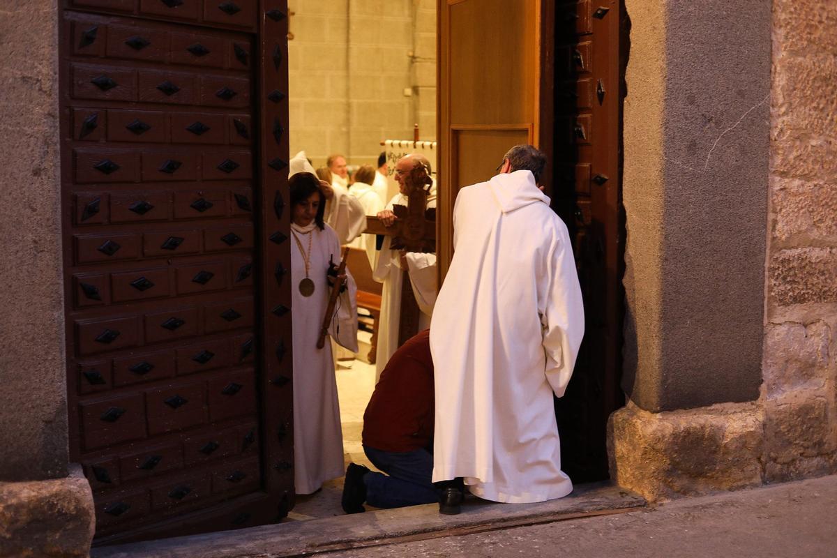 Los primeros hermanos salen del convento del Tránsito.