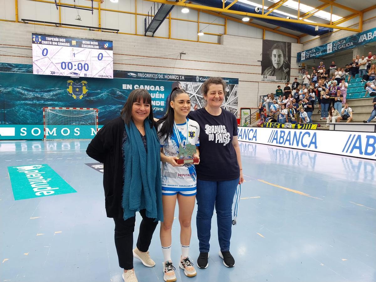 La capitana del equipo, Laura Barros, con Noemí Gandón (izq.) y Soni González (dcha.), de la armadora Gandón S.A. y Tapería Dos Chata, patrocinadores de la fase y del equipo.