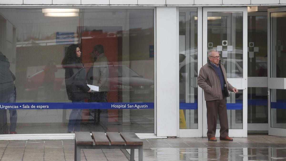 Usuarios del Hospital San Agustín en la entrada a Urgencias.