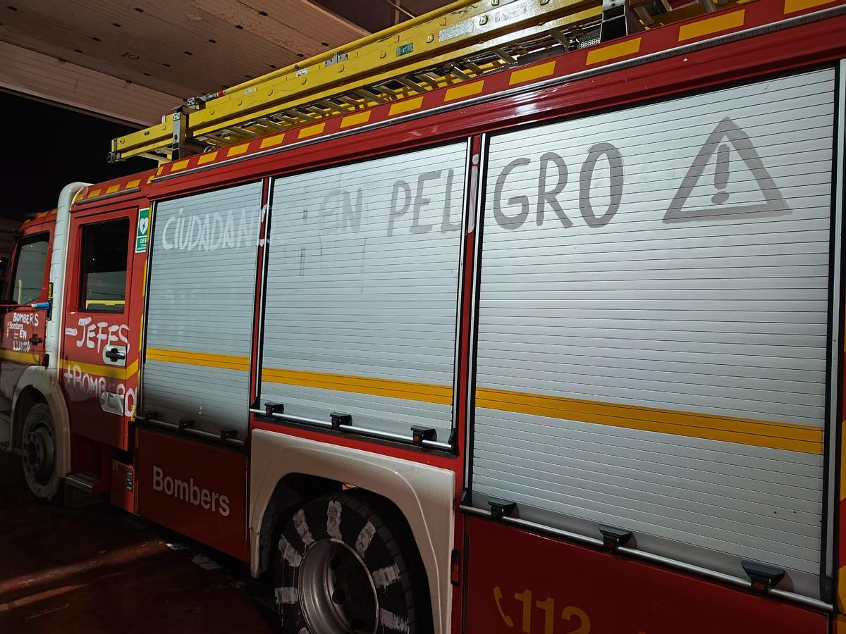 "Ciudadanos en peligro" es una de las pintadas en los vehículos del Parque de Bomberos de Elche