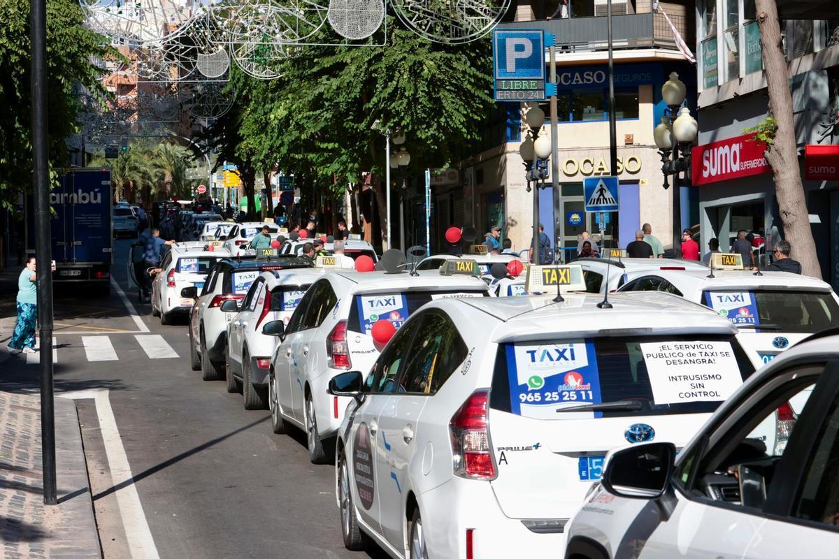 Los taxistas alicantinos se plantan: protesta masiva contra el caos de los VTC y los tuctucs