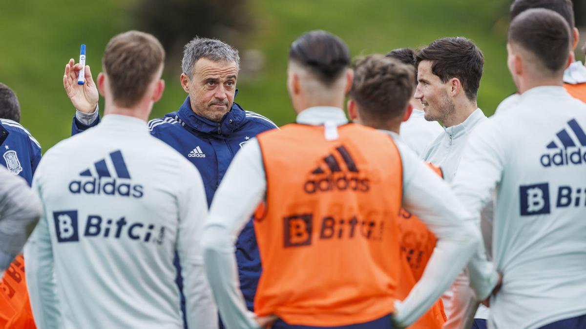 Luis Enrique dirige un entrenamiento de la selección en Las Rozas