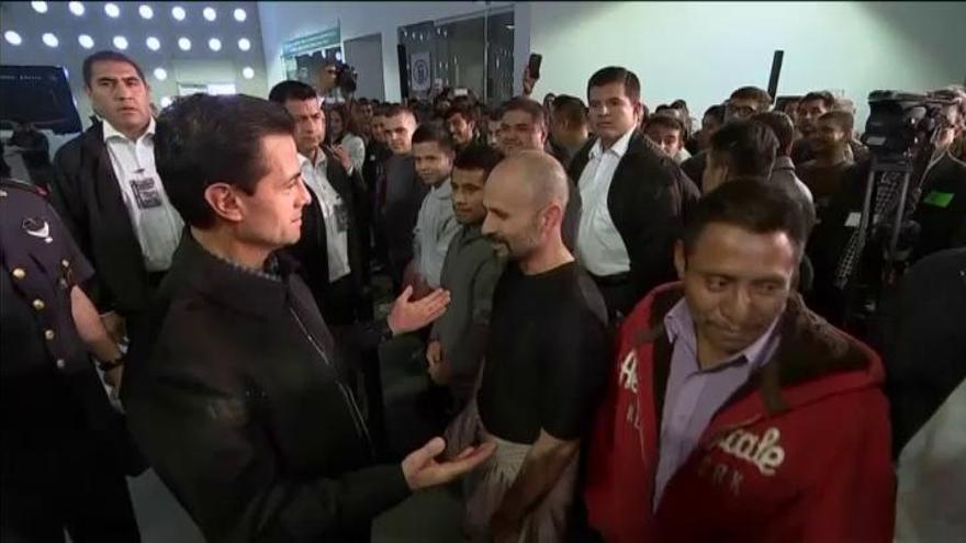 Peña Nieto visita a un grupo de mexicanos deportados por Trump