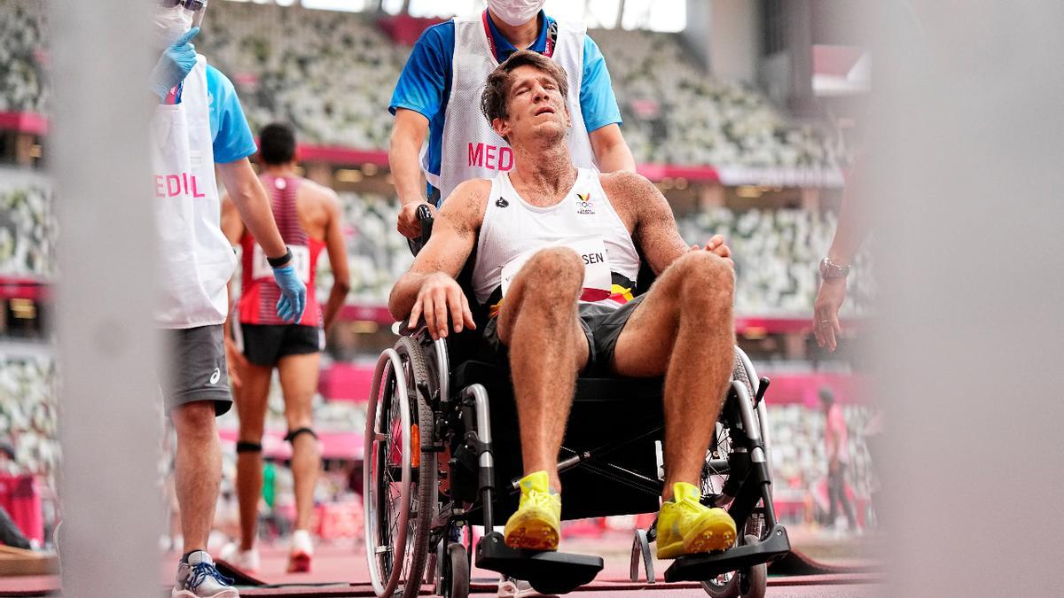 Un atleta belga sufre una espectacular caída y tienen que sacarlo en silla de ruedas