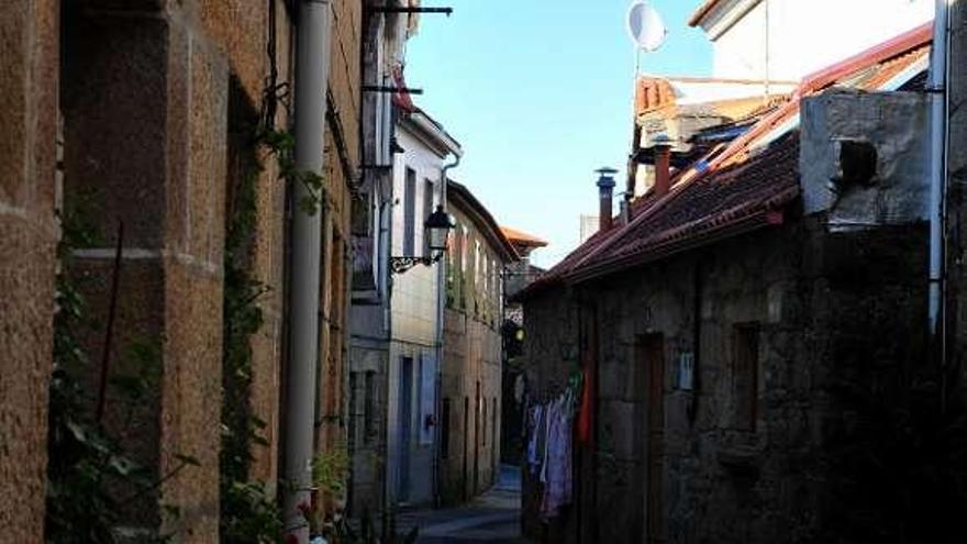 El Concello quiere mejorar la calle Arousa, en Triana.  // Iñaki Abella