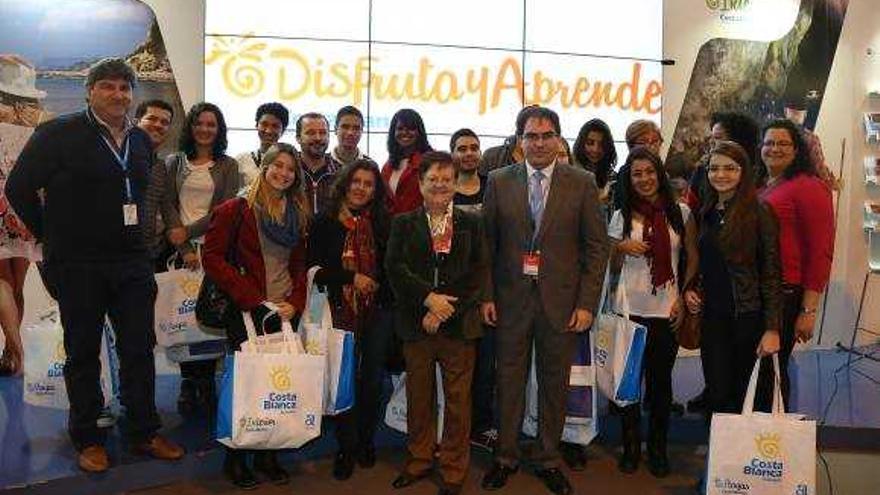 La presidenta de la Diputación, Luisa Pastor, junto a un grupo de estudiantes brasileños, ayer en Fitur.