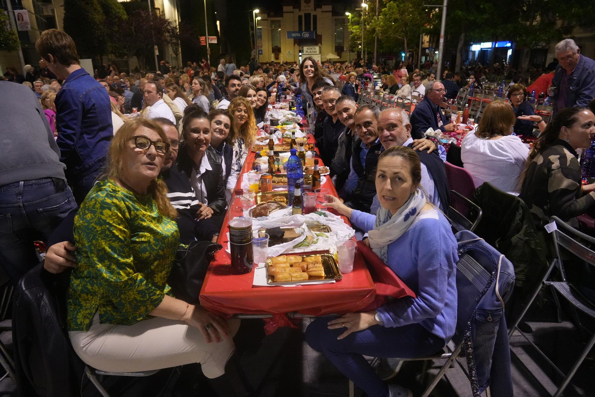 Búscate en la galería de fotos del 'sopar de pa i porta' de las fiestas de Almassora