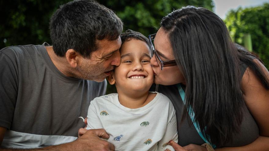 El viaje contrarreloj de Jesús, un niño tinerfeño con una enfermedad que solo padecen cinco personas en el mundo