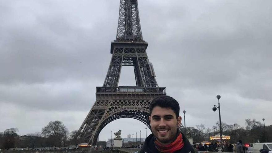 El jugador del Cisne, Álex Chan, junto a la torre Eiffel. // FDV