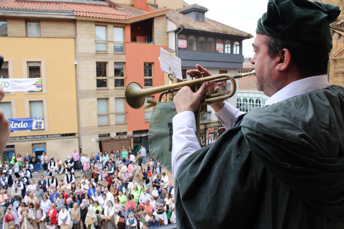 El Heraldo de la Balesquida recorre las calles de Oviedo.