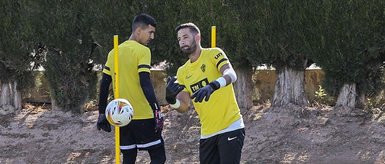 Kiko Casilla pasa un balón con sus manos, con su compañero Edgar Badia al fondo, durante un entrenamiento