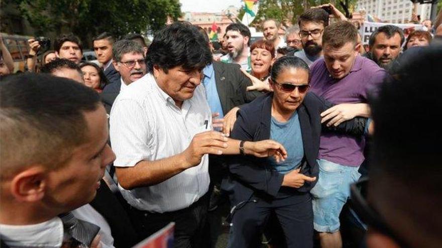 Evo Morales marcha al lado de las Madres de Plaza de Mayo en Argentina