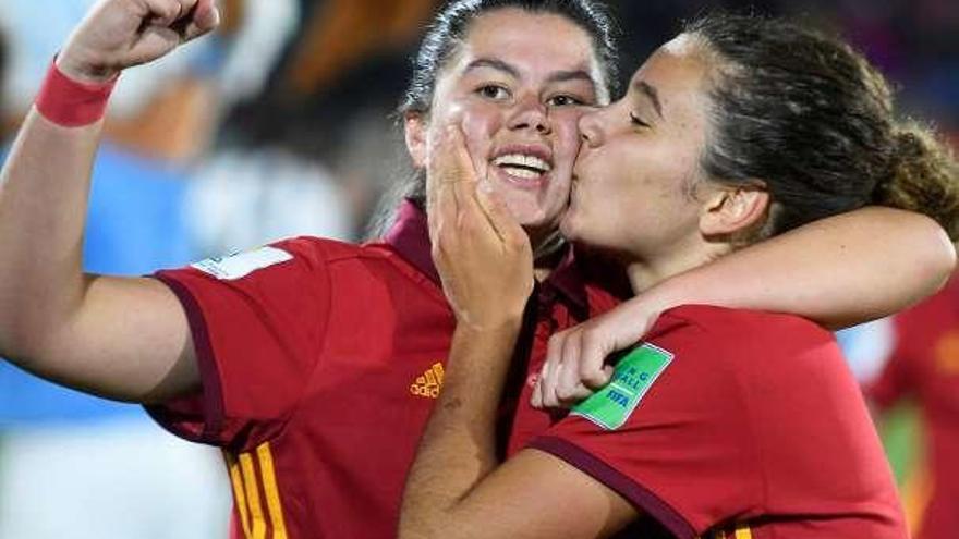 Ana Tejada besa a María Méndez al final del partido.