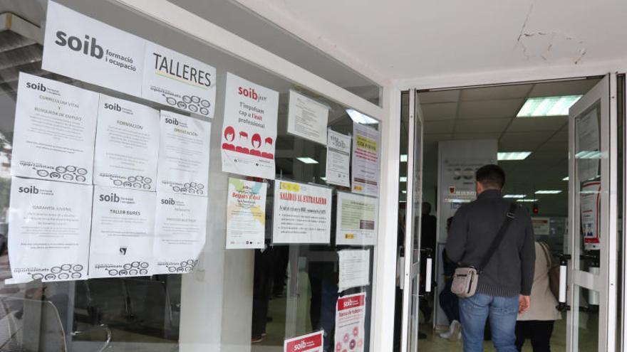 Entrada a las oficinas del SOIB de Ibiza.