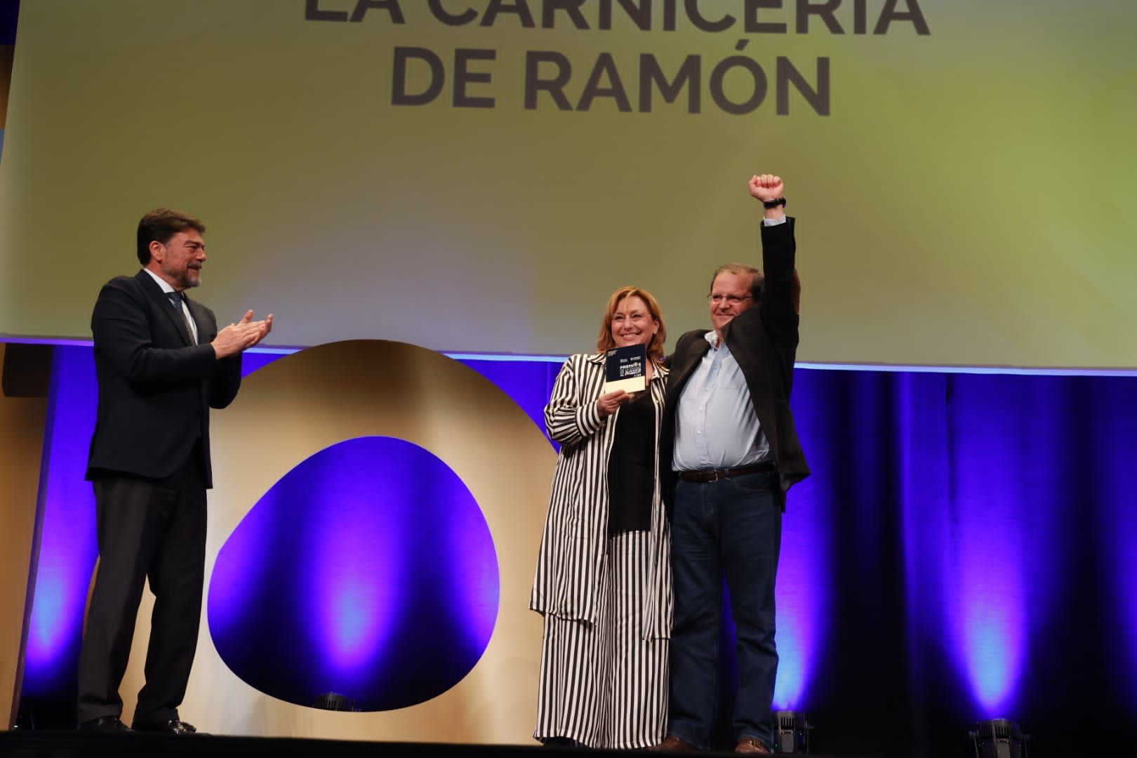 Los distintos ganadores de los premios al Comercio de Alicante