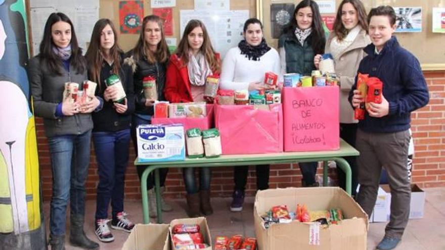 Algunos estudiantes en el banco de alimentos.