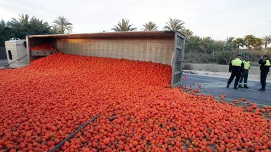 Accidente de un camión cargado de fruta en el término de Elche, en una imagen de archivo.