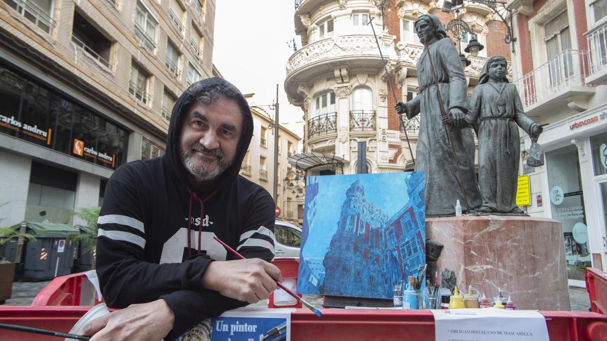 Javier Lorente, pintando en la plaza de San Sebastián de Cartagena.