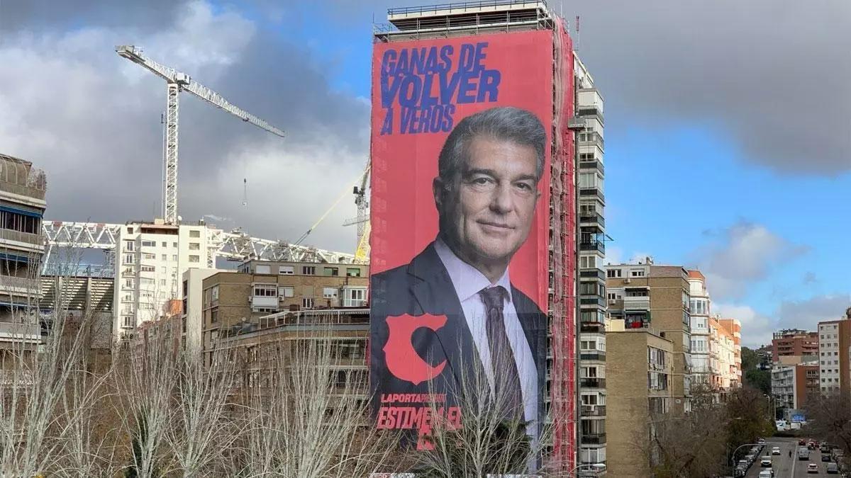 La pancarta de Joan Laporta a escasos cien metros del Santiago Bernabéu