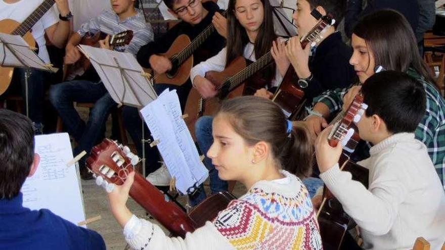 Alumnos de la Escola de Música de Meaño en un concierto. // I.Abella