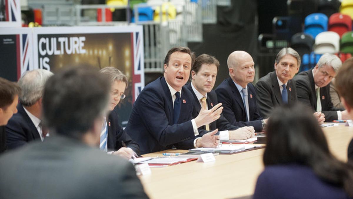El primer ministro británico, David Cameron, en el centro, con su Gabinete.