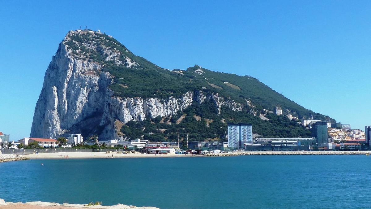 Gibraltar elimina la mascarilla de los paseos y anula el toque de queda