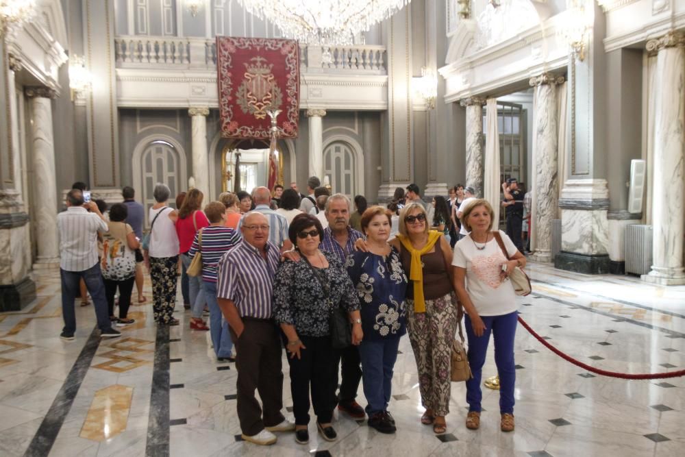 Visita a la Real Senyera en el Ayuntamiento