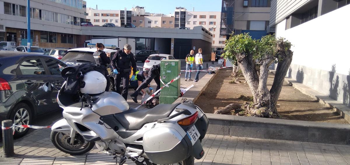 Los agentes de la Policía Nacional en el lugar donde fue encontrado muerto Antonio Borges.