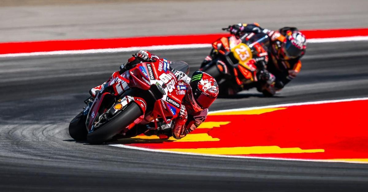 Marc Márquez (Ducti), perseguido por Pedro Acosta (KTM), en Motorland.