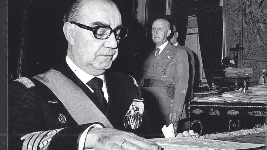 Luis Carrero Blanco, prenent possessió davant de Franco.