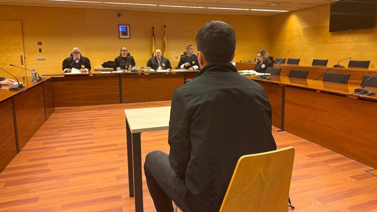 El responsable d'haver clavat una ganivetada a un home a Figueres reconeixent els fets