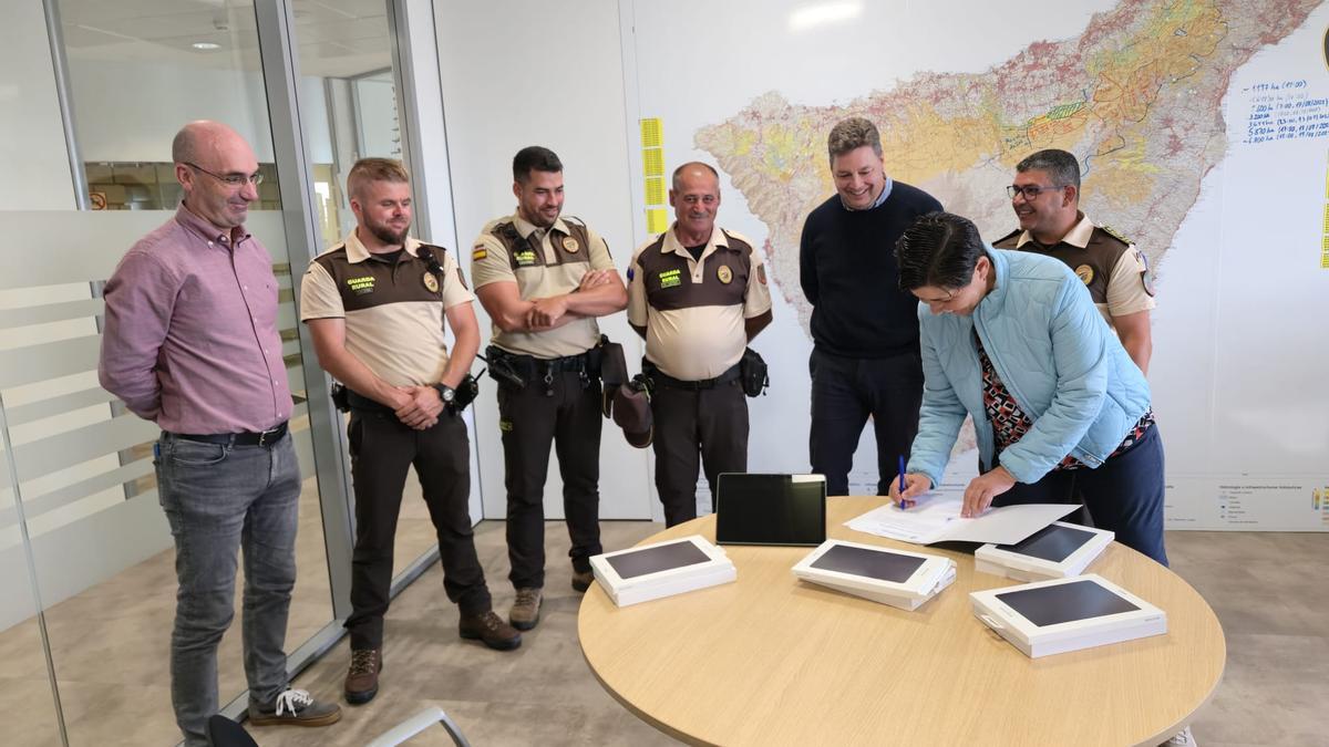 Momento de la entrega del nuevo material a los guardas rurales de Tenerife.