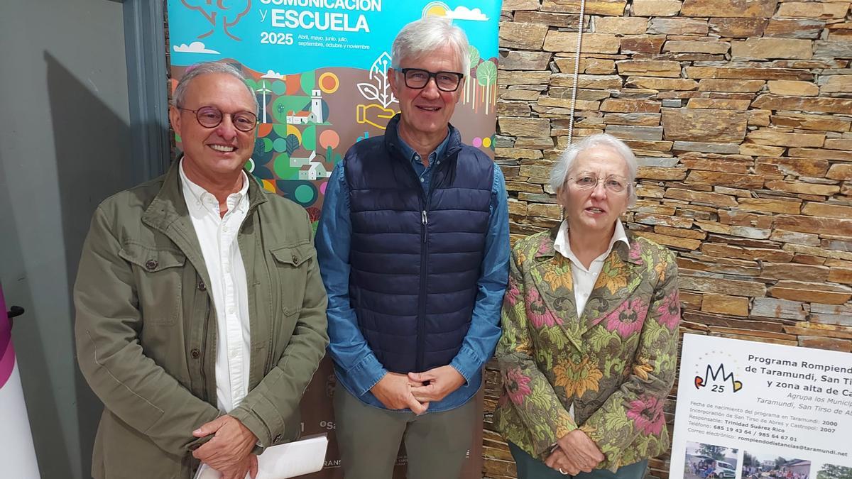 Cesáreo Marqués, Marcos Niño y Matilde Fernández, este viernes, en Taramundi.