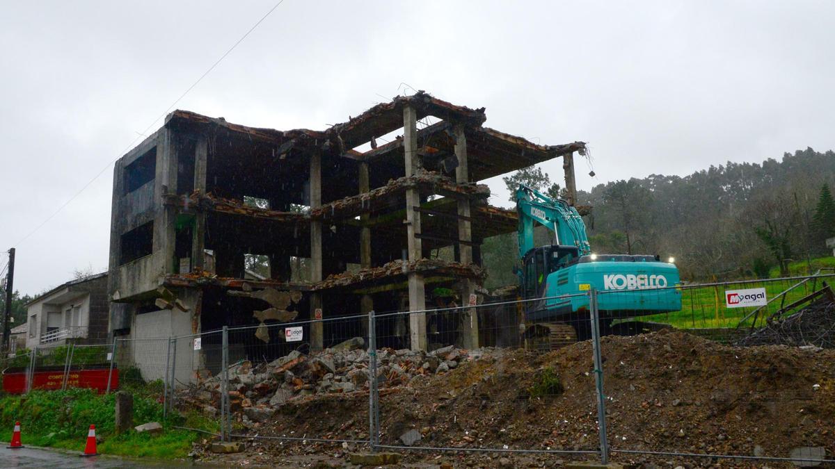 La demolición de la carpintería en Chan de Piñeiro, en Beluso, en la que hubo un incendio intencionado en septiembre de 1997 y que permanecía sin actividad desde entonces.
