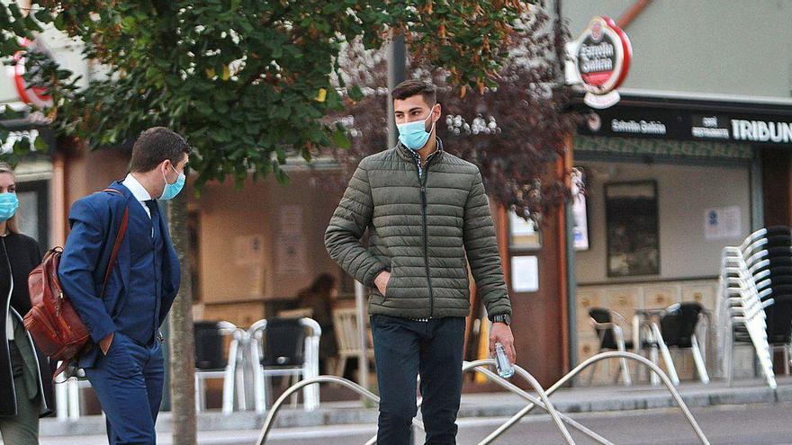 El futbolista Álvaro López Ratón, llegando ayer al juzgado de Ourense junto a su abogado.