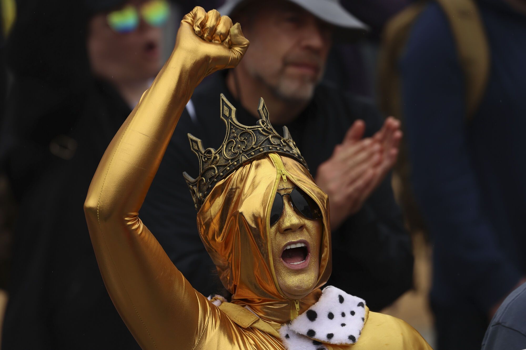 A woman, who identified herself only as Stephanie, demonstrates during the "No Kings" protest, Saturday, June 14, 2025, in Philadelphia. (AP Photo/Yuki Iwamura) Associated Press / LaPresse Only italy and spain. EDITORIAL USE ONLY/ONLY ITALY AND SPAIN