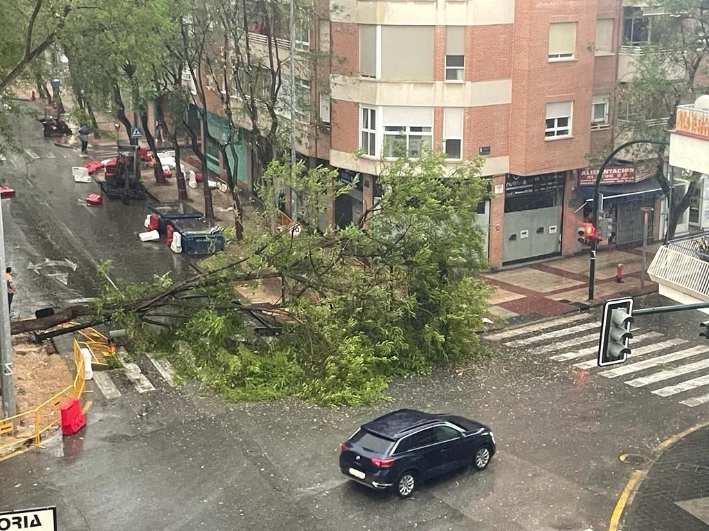 Una tromba de agua pilla por sorpresa a los murcianos.