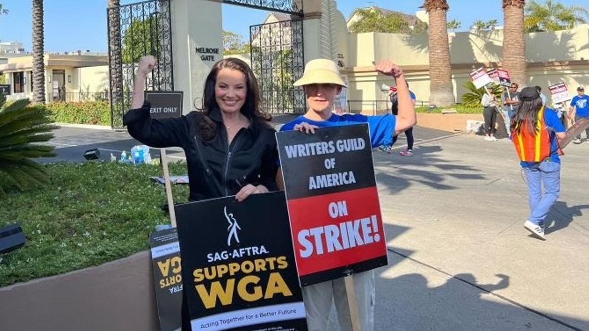 Fran Drescher, presidenta del sindicato de actores de Hollywood SAG-AFTRA, en una protesta frente al estudio Paramount en apoyo al Sindicato de Guionistas.