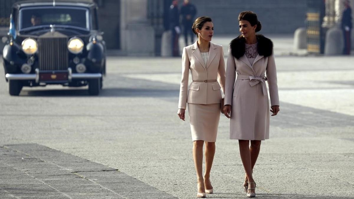 la reina letizia  junto a julia Awada