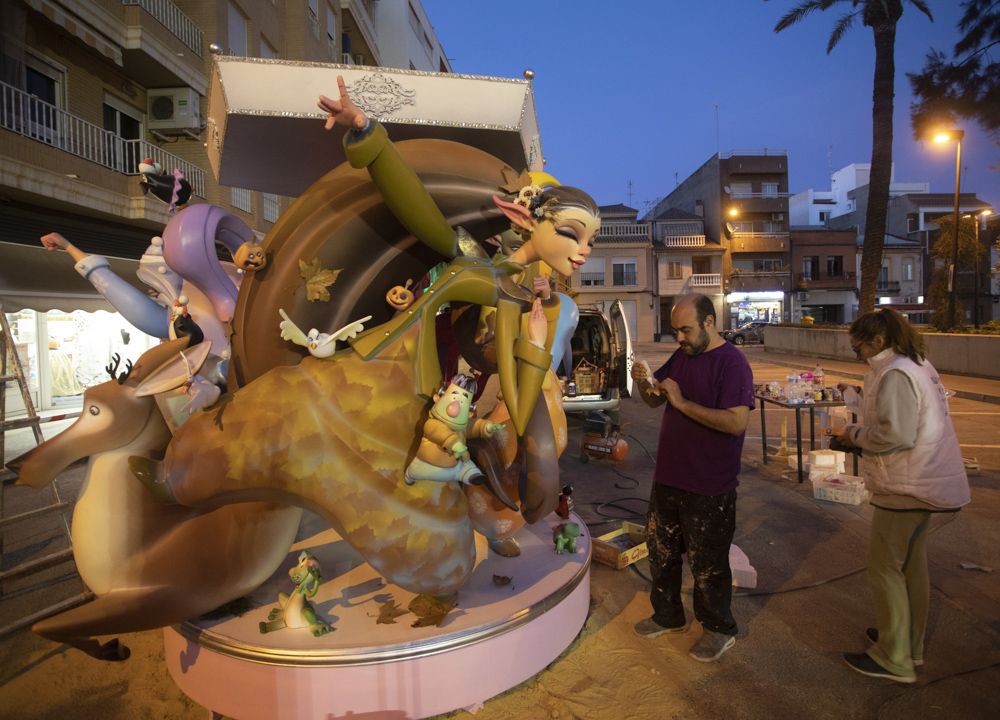 Trabajo en equipo al estilo fallero en la Plantà de las fallas de Sagunt