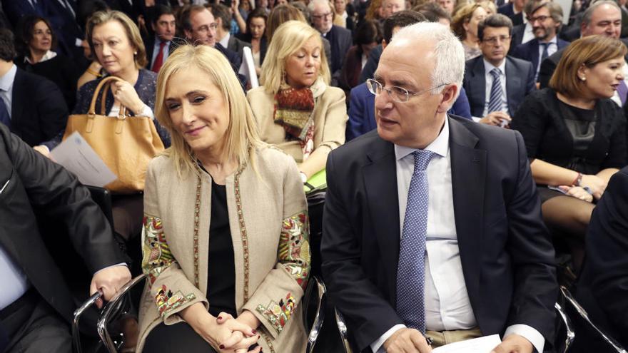 Cifuentes y el presidente del PP riojano en primera fila. En segunda, Rudi, en el extremo izquierdo, y Bonig, en el derecho.