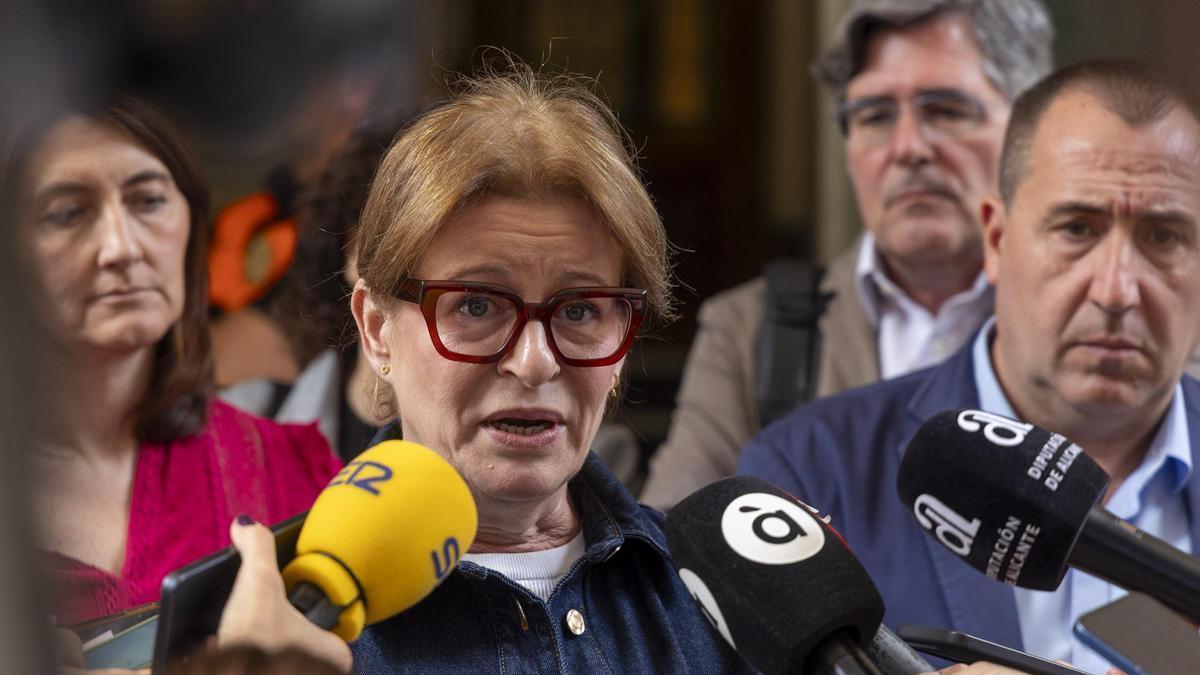 La popular Ana Serna, presidenta de la comisión de los bono comercio y vicepresidenta de la Diputación el día que Baño compareción para leer su versión a puerta cerrada y sin admitir preguntas.