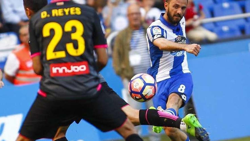 Çolak dispara a portería en el partido contra el Espanyol.