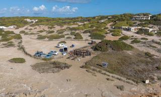 Las empresas mejor valoradas para los quioscos de playa de Formentera plantarán batalla legal al Consell si renuncia al concurso