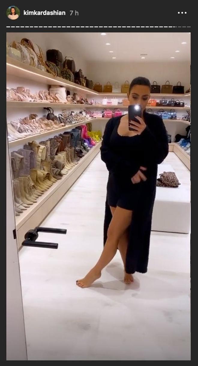 Kim Kardashian con su colección albornoz